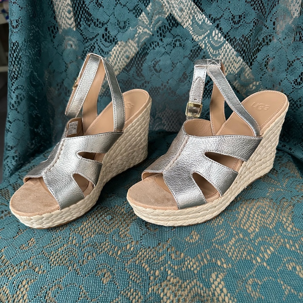 NWOB UGG Careena Wedge Sandal Pale Metallic Gold